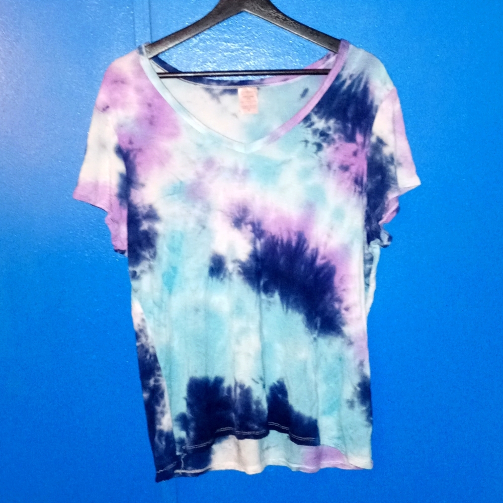 No Boundaries - Short sleeved tye dye V-neck tee.
